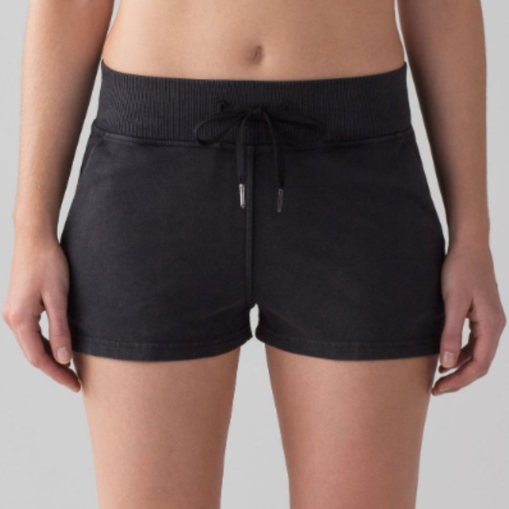 Lululemon Loop Back Mid-Rise Short 2" Size 6